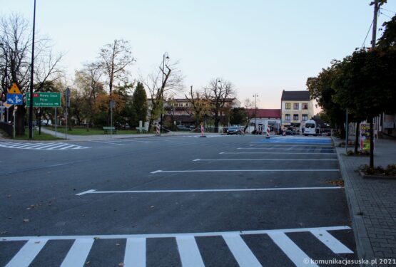 Jordanów: parking zamiast stanowisk odjazdów busów